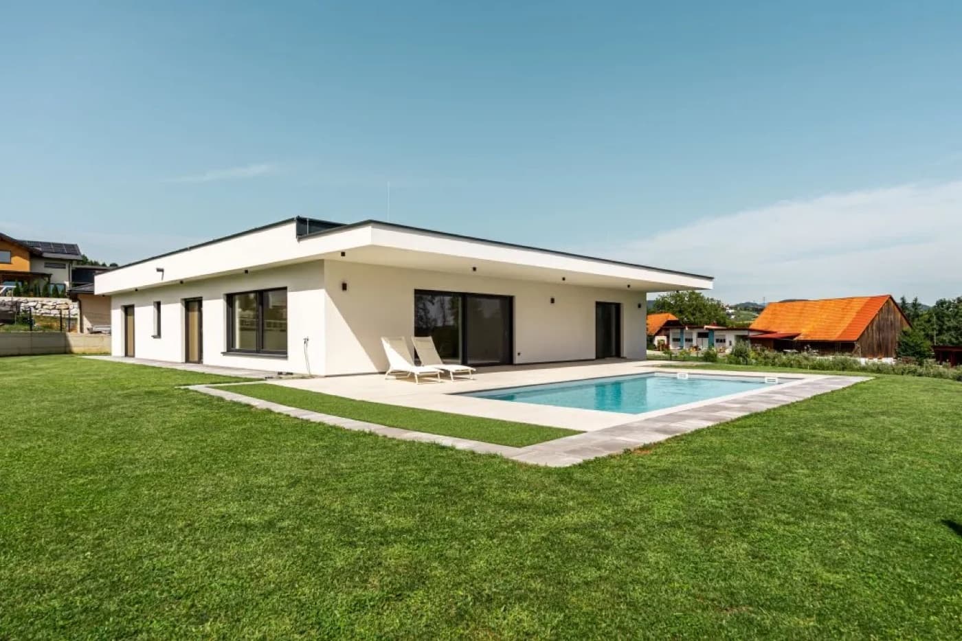 Moderner Bungalow mit Pool